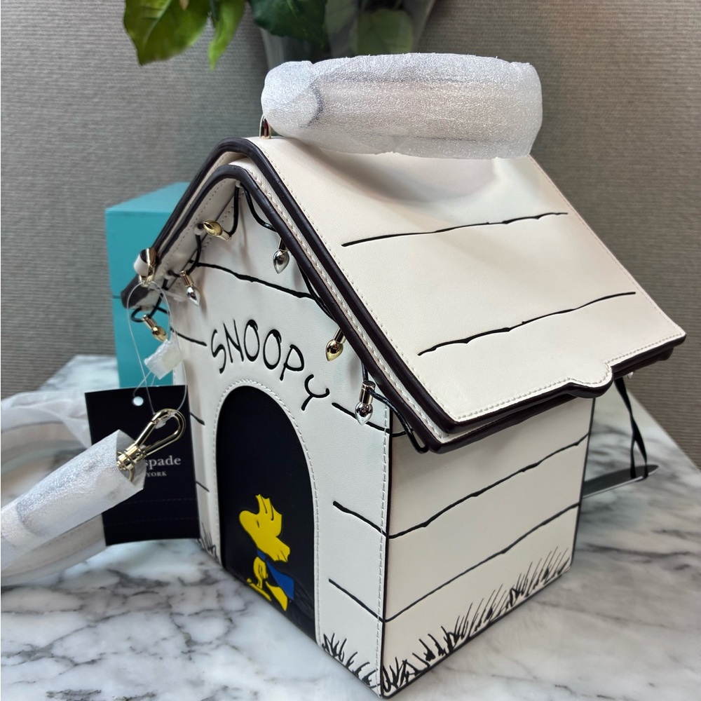 Kate Spade Peanuts Snoopy & Woodstock 3D Doghouse Crossbody Bag - Retail $449 - Picture 2 of 10